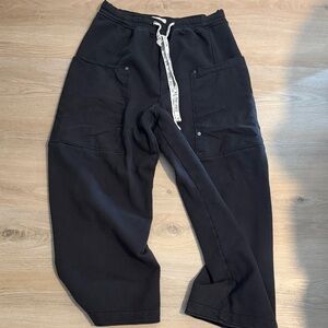 We the free 
Barrel leg sweatpant 
Medium